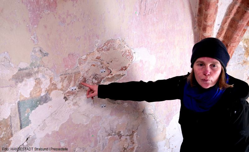 Restauratorin Anne Gebler erläutert am praktischen Beispiel, dass teilweise über 20 Farbschichten vorsichtig abgetragen werden mussten, um bis zur ursprünglichen Malerei vorzudringen Restauratorin Anne Gebler erläutert am praktischen Beispiel, dass teilweise über 20 Farbschichten vorsichtig abgetragen werden mussten, um bis zur ursprünglichen Malerei vorzudringen